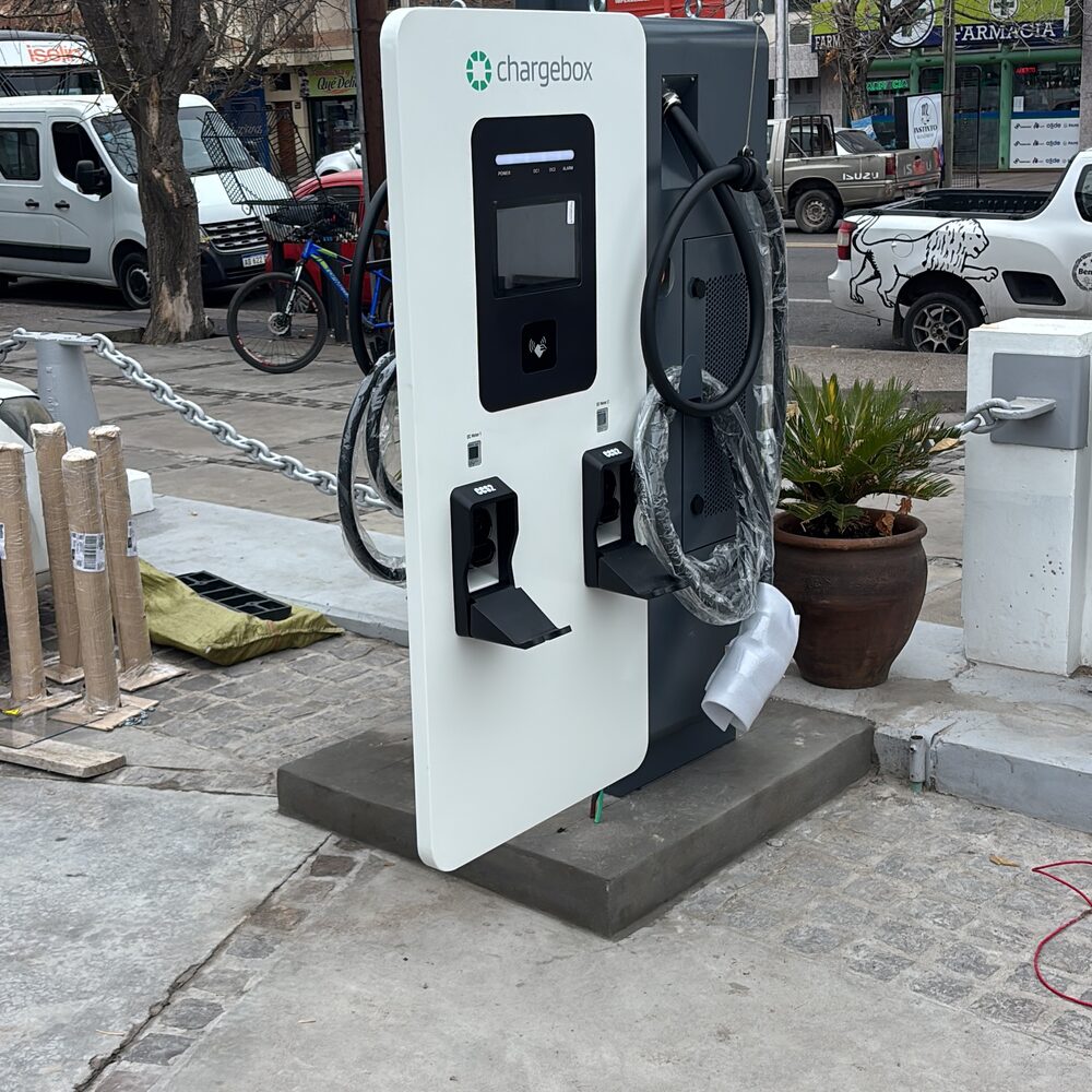 Cargador rápido ChargeBox de corriente continua instalado en concesionario