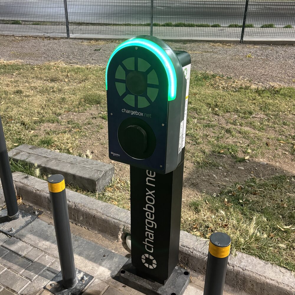 Poste de carga ChargeBox NET iluminado, instalado en la vía pública